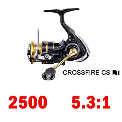 Molinete DAIWA CROSSFIRE CS LT – Light & Tough | 4–12 kg Drag, Carretel LC-ABS de Alumínio, 185g a 320g, Ultraleve e Resistente