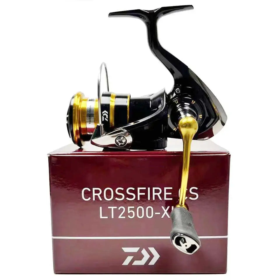 Molinete DAIWA CROSSFIRE CS LT – Light & Tough | 4–12 kg Drag, Carretel LC-ABS de Alumínio, 185g a 320g, Ultraleve e Resistente