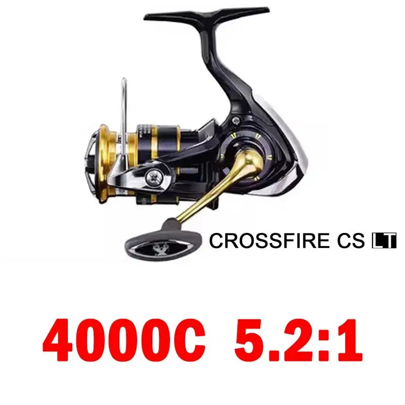 Molinete DAIWA CROSSFIRE CS LT – Light & Tough | 4–12 kg Drag, Carretel LC-ABS de Alumínio, 185g a 320g, Ultraleve e Resistente