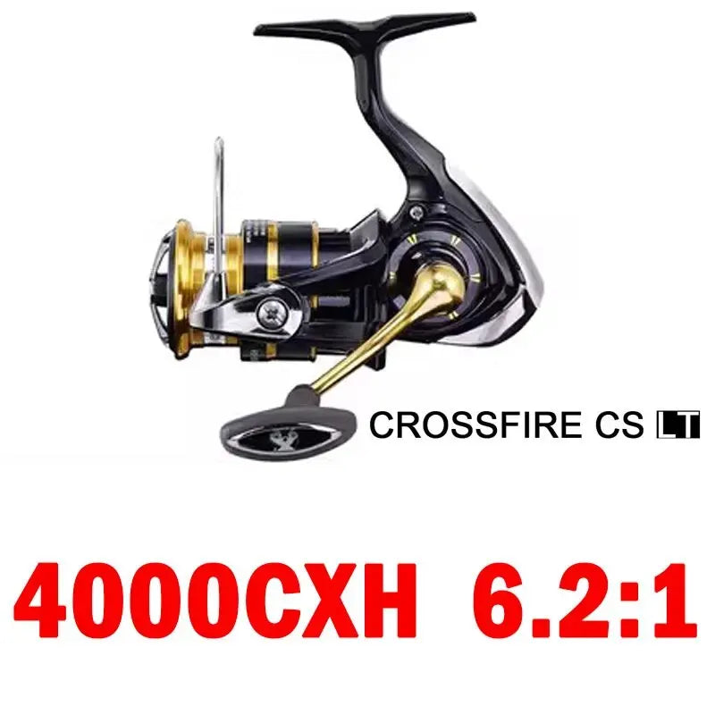 Molinete DAIWA CROSSFIRE CS LT – Light & Tough | 4–12 kg Drag, Carretel LC-ABS de Alumínio, 185g a 320g, Ultraleve e Resistente