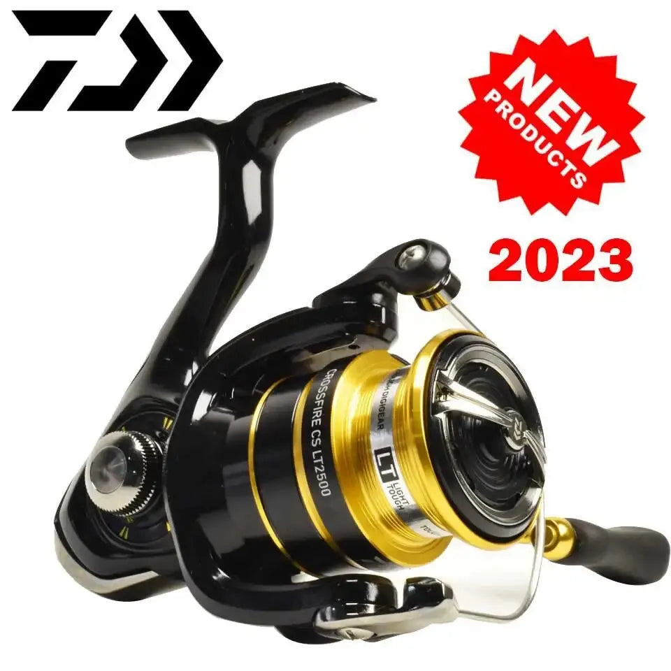 Molinete DAIWA CROSSFIRE CS LT – Light & Tough | 4–12 kg Drag, Carretel LC-ABS de Alumínio, 185g a 320g, Ultraleve e Resistente