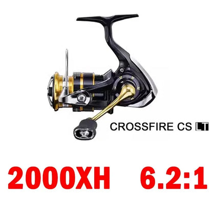 Molinete DAIWA CROSSFIRE CS LT – Light & Tough | 4–12 kg Drag, Carretel LC-ABS de Alumínio, 185g a 320g, Ultraleve e Resistente