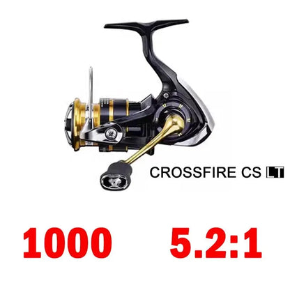 Molinete DAIWA CROSSFIRE CS LT – Light & Tough | 4–12 kg Drag, Carretel LC-ABS de Alumínio, 185g a 320g, Ultraleve e Resistente